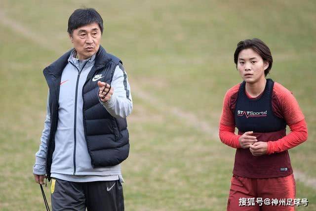 邮报：英格兰热身赛球场草皮仅铺设一周，各区域尚未完全融合